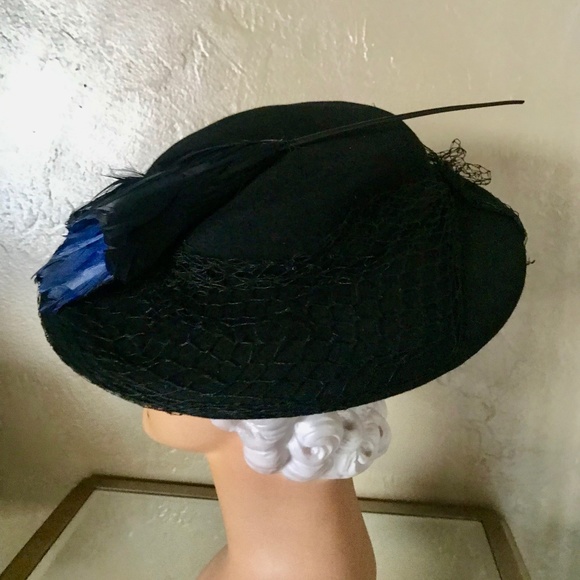 SOPHISTICATED 1940s BLACK FELT FEDORA WITH BLUE AND BLACK  FEATHER \'BIRD\' main image 4